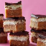 Geschichtetes Dessert mit Schokolade, Kokosnuss und Erdnussbutter