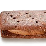 Schokoladen-Sandwichkekse mit Sahne