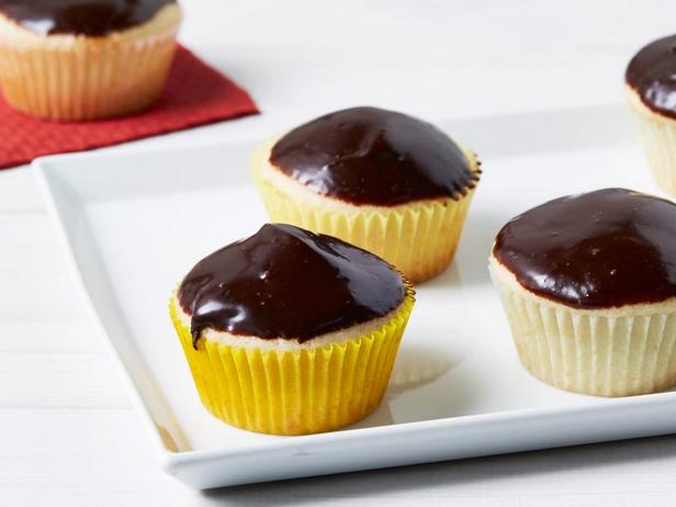 So macht man gelbe Cupcakes mit Schokoladenglasur