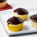 Gelbe Cupcakes mit Schokoladenglasur