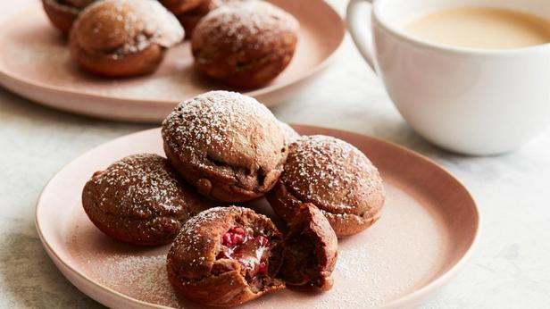 Zubereitung - Æbleskiver: Dänische Pfannkuchen mit Schokolade und Himbeeren