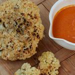 Gegrillter Blumenkohl mit Romesco-Sauce