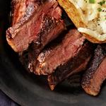 Gegrilltes Steak mit Kakaokruste und Speck-Whiskey-Soße