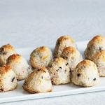 Kokosmacarons mit Kirschen