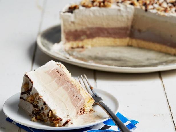 Come preparare - Torta gelato al cioccolato e caffè con noci e panna montata al caffè