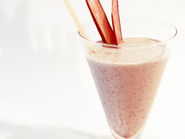 Come preparare un cocktail ricco e cremoso di fragole e rabarbaro