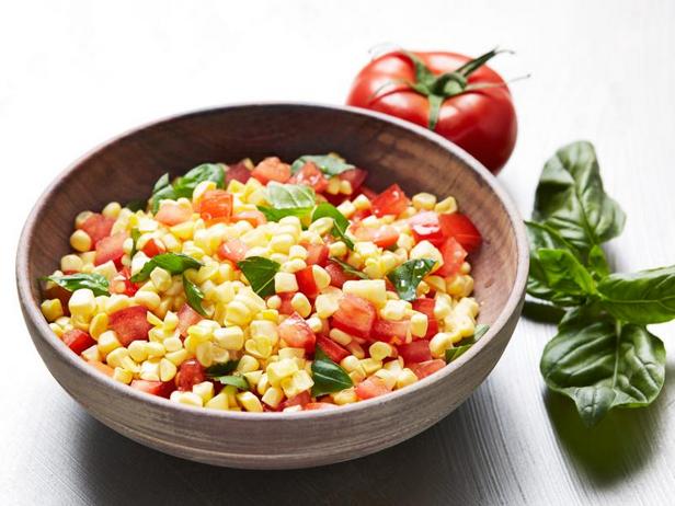 Come preparare un'insalata di mais e pomodori