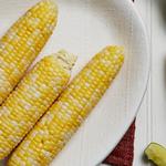 Gekochter Mais in Butter mit Chipotle und Limette