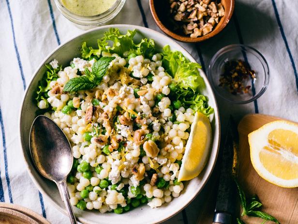 Zubereitung - Israelischer Couscous-Salat mit Minze, Prosciutto und Erbsen