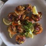 Mit Speck umwickelte Garnelen mit Krabbenfüllung