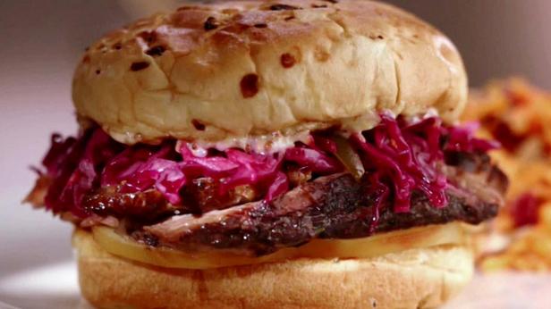 So bereiten Sie ein Rinderbrust-Sandwich mit geräuchertem Mozzarella und Rotkohlsalat zu