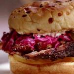 Rinderbrust-Sandwich mit geräuchertem Mozzarella und Rotkohlsalat