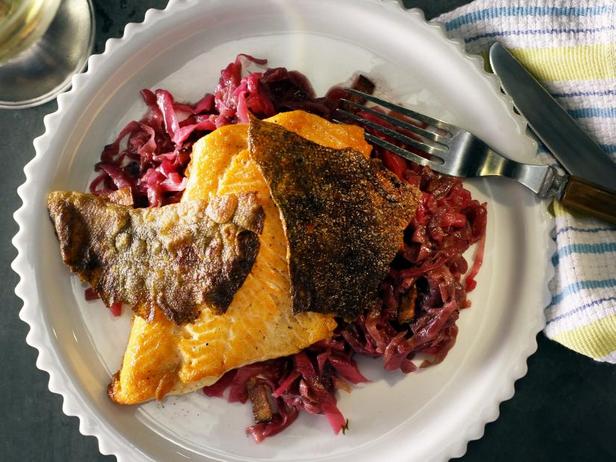 Zubereitung: Gebratener Saibling mit knuspriger Haut und in Butter geschmorter Kohl.