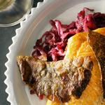 Gebratener Saibling mit knuspriger Haut und in Butter geschmorter Kohl.