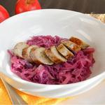 Hähnchenwürstchen mit Rotkohl