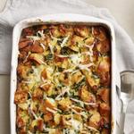 Strata mit karamellisierten Zwiebeln, Spinat und Gruyère mit gerösteten Kirschtomaten