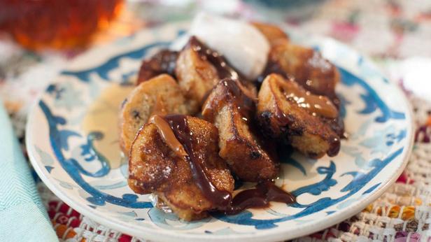 So bereiten Sie French Toast mit Schokoladensoße zu