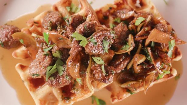 Come preparare - Waffle al cheddar e pepe nero con salsa agrodolce, mele e salsiccia