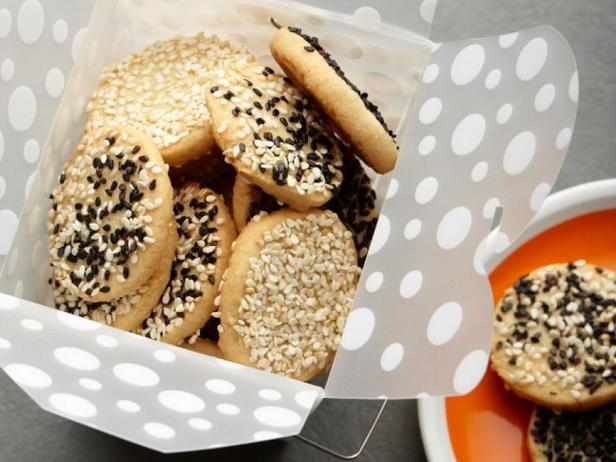 طريقة عمل كعكات السمسم
