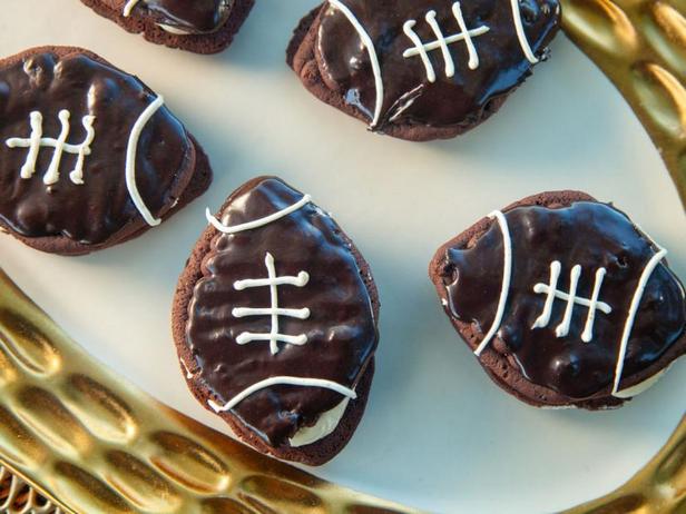วิธีทำวูปีพายช็อกโกแลตเข้มข้นผสมพริกคาเยนน์ (Dark Chocolate Cayenne Football Whoopie Pie)