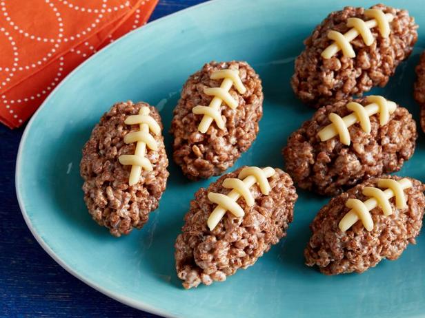 Zubereitung – auch für Kinder geeignet: Fußball-Dessert aus Frühstücksflocken