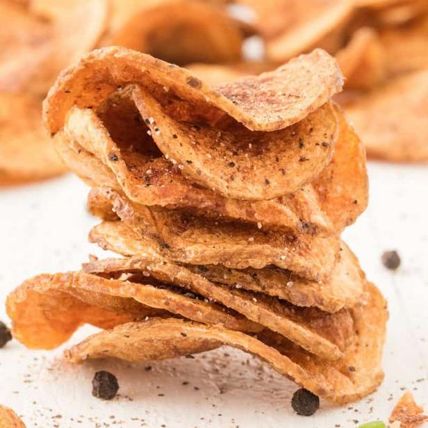 Wie man Kartoffelchips mit schwarzem Pfeffer zubereitet
