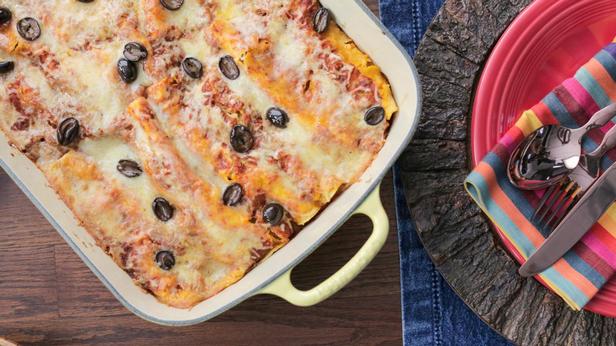 Wie man Hühnchen-Enchiladas mit gerösteter Tomatensoße zubereitet