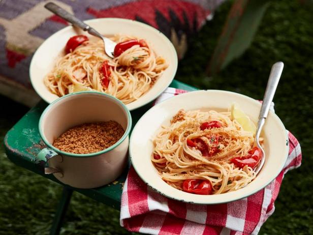 Wie man Pasta mit Meeresfrüchten und Tomaten am Lagerfeuer kocht