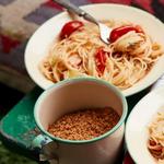 معكرونة بالمأكولات البحرية والطماطم على النار