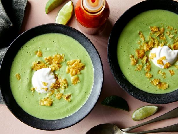Wie man eine cremige Blumenkohlsuppe mit Poblano-Paprika zubereitet