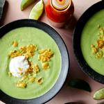 Cremige Blumenkohlsuppe mit Poblano-Paprika