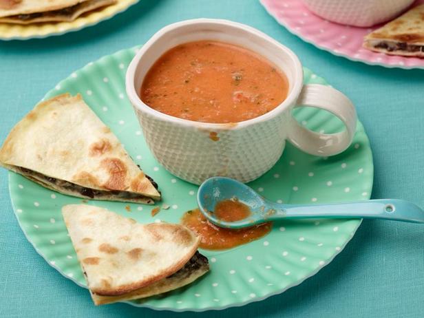 Zubereitung - Kalte Tomatencremesuppe und Quesadillas mit schwarzen Bohnen