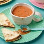 Kalte Tomatencremesuppe und Quesadillas mit schwarzen Bohnen