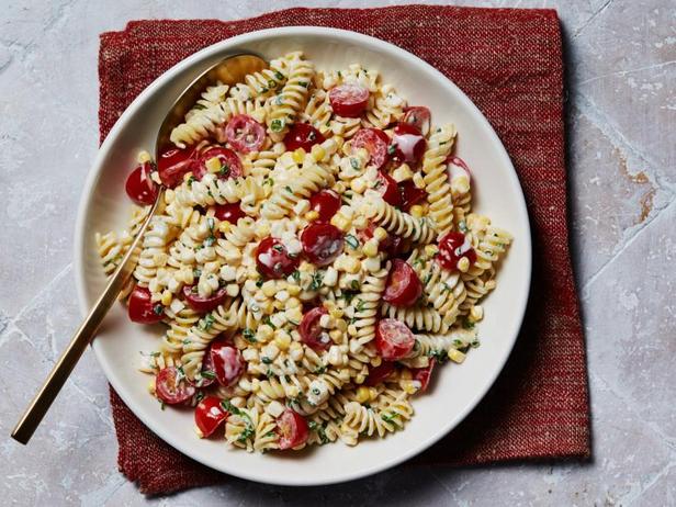 Come preparare - Insalata di pasta con mais e pomodori in salsa cremosa