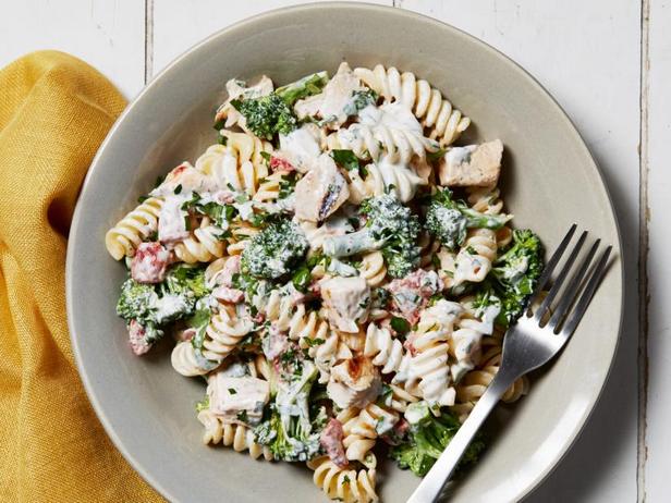 Zubereitung - Nudelsalat mit Hähnchen und Brokkoli in cremiger Kräutersauce