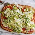 Caesar-Salat-Pizza mit cremiger Parmesan-Sauce