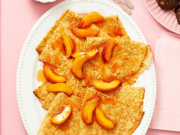 Wie man flambierte Pfirsich-Crêpes zubereitet