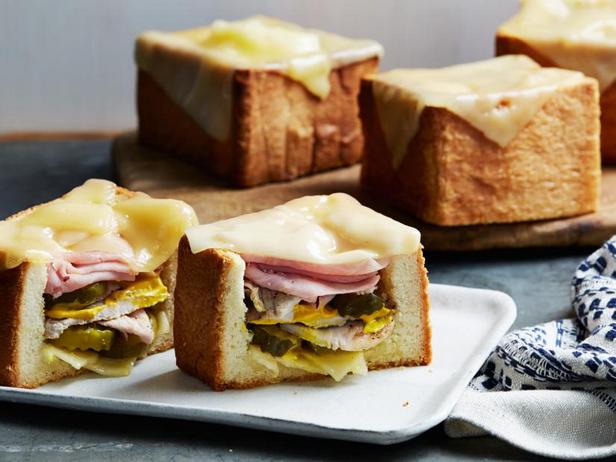 Wie man ein kubanisches Sandwich im Brottopf zubereitet