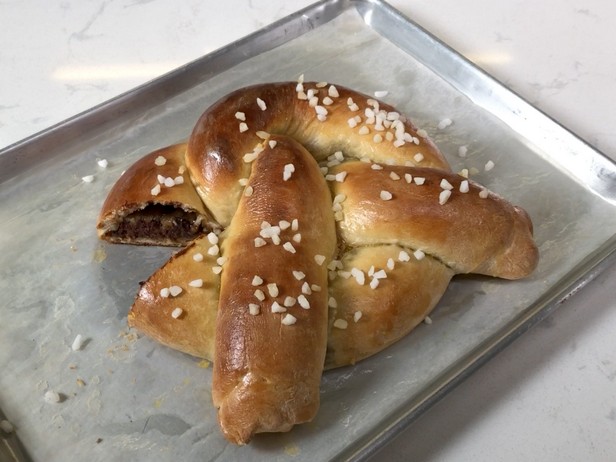 Riesenbrezel mit Keksfüllung