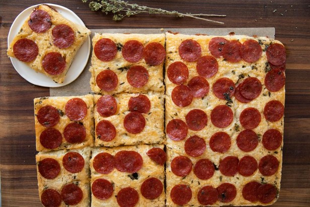 Focaccia mit Käse und Peperoni