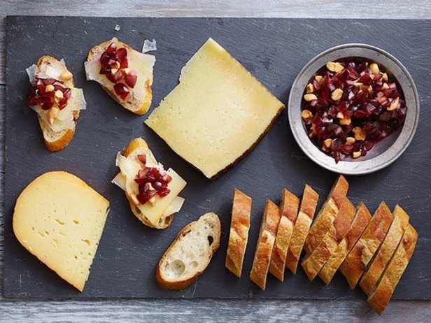 Käseplatte mit Traubentapenade