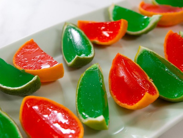 Wackelpudding-Shots in Limettenspalten