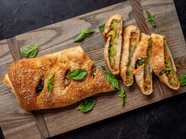 Stromboli mit Käse und Brokkoli