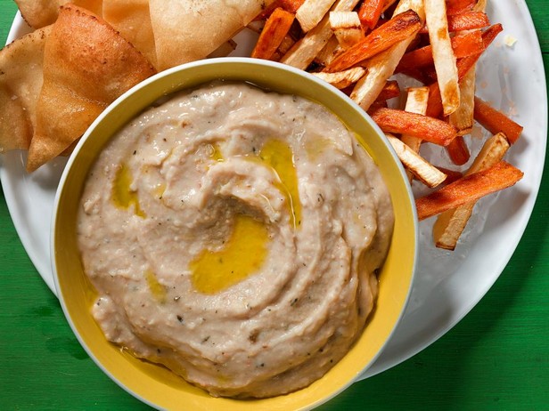 Bohnendip mit geröstetem Knoblauch