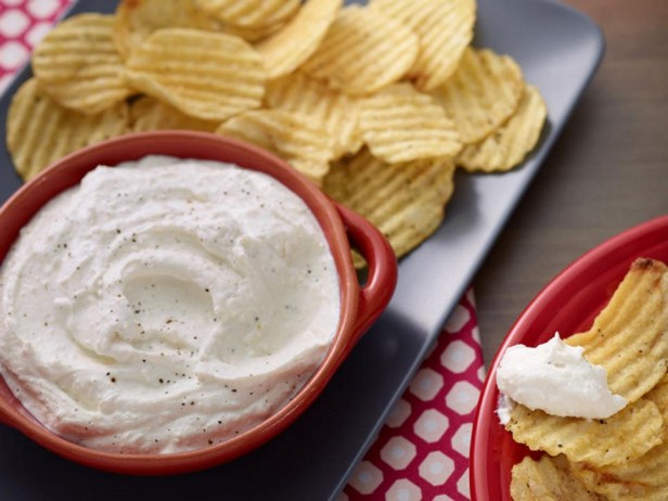 Sauerrahm-Dip mit Parmesan