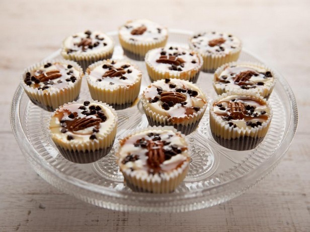 Mini-Schokoladen-Käsekuchen mit Karamell und Pekannüssen
