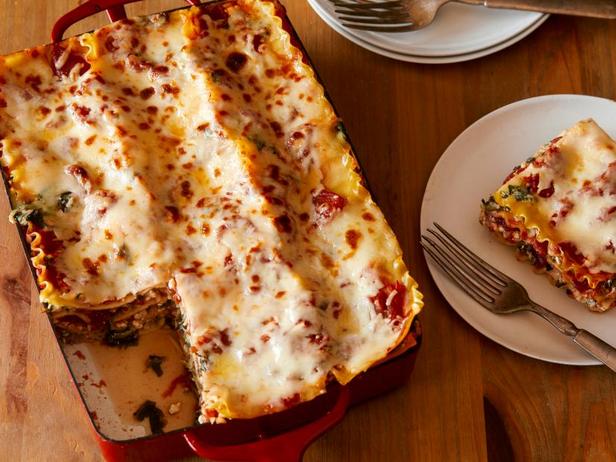 Wie man Vier-Käse-Lasagne mit Spinat zubereitet
