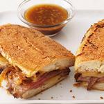 Französisches Dip-Sandwich mit Rindfleisch und Soße