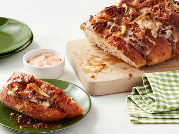 So bereiten Sie Pull-Apart French Onion Roast Beef Sandwiches zu