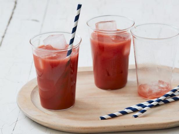 Wie man Karotten- und Beerensaft zubereitet